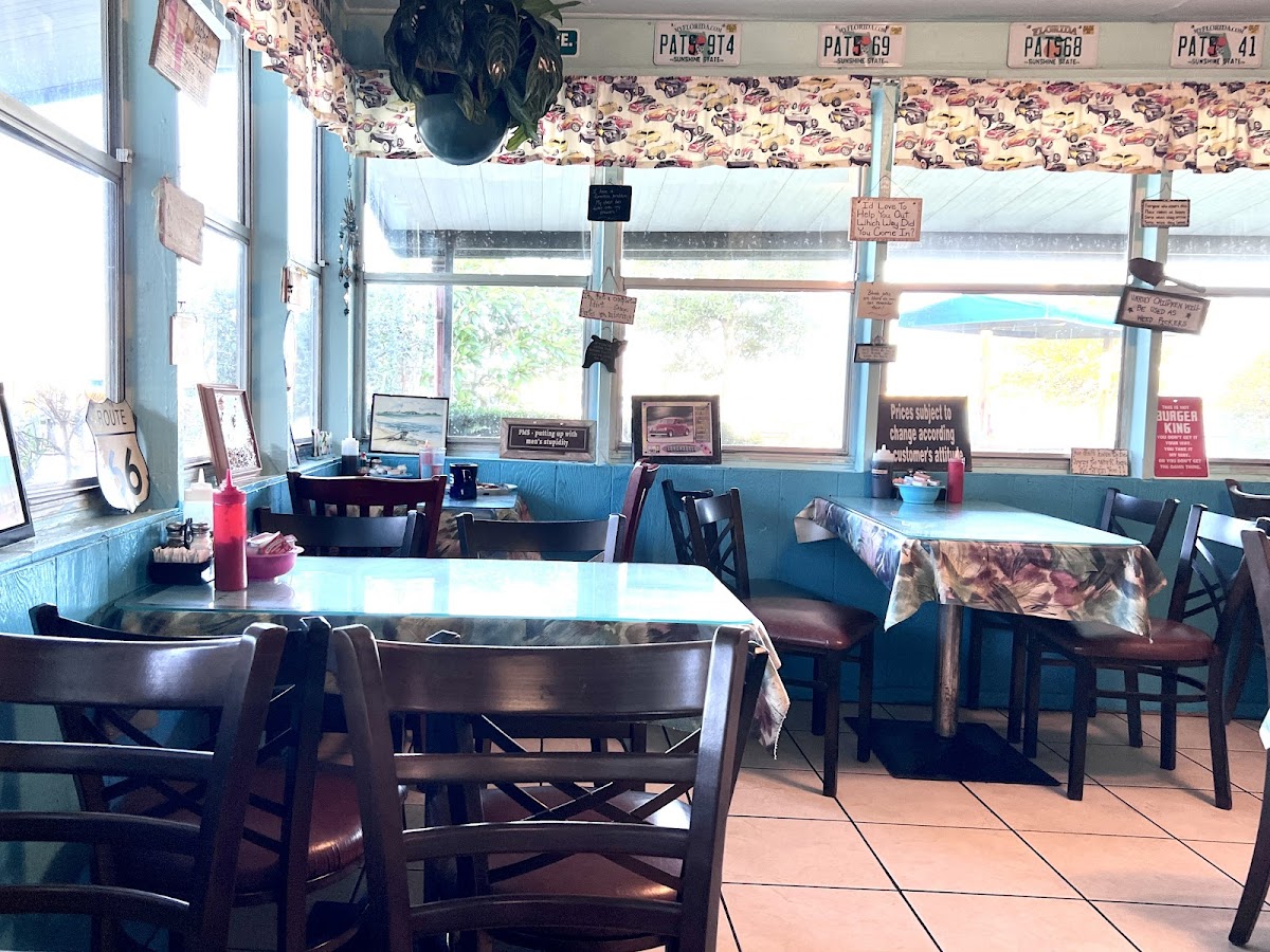 Pat's Riverfront Cafe